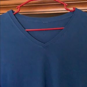 Lululemon men’s V-Neck blue short sleeve shirt